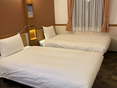 初日の仕事を終えて、今回のお宿、東横イン函館朝市さん。
一人だがツインのお部屋にしてくれました。