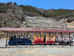 峠のくねくね道を下り直線になり快適に走り始めたところ何やらトロッコ列車が目にとまった、少し通り過ぎたがUターンして駐車場へ、神子畑（みこばた）選鉱場跡とあります