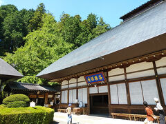 庫裡に到着して、その左手から有料区間となります。
日曜日の午前中でしたが、寂しくない程度の丁度良い人出でした。