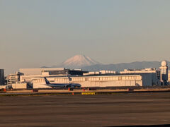   6:40羽田空港到着、7:40発 JAL213便で南紀白浜空港に向けて出発。羽田空港からは富士山がよく見えましたが、飛行機は左側(A席)であったため上空からは富士山を見ることはできませんでした。
