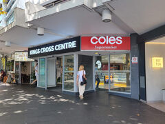 まずは滞在中のミネラルウォーターを購入しにホテル目の前にあるスーパーマーケット「Coles」へ。
