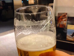 さー！6年ぶりの羽田空港国内線ANAラウンジですよ。
飛行機が20時35分発なので、18時20分ころにラウンジ入りして、2時間弱のんびりしようかなーという算段だったのですが、、、