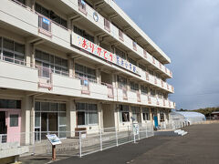 温泉宿をチェックアウトして、高速道路を乗り継いでたどり着いたのが、仙台市の海岸部分にある集落に佇む元小学校だった建物。
「震災遺構・旧仙台市立荒浜小学校」です。

元々の旅程には入っていなかったのですが、前日に色々調べ物をしているときにここが検索に引っかかり、震災の爪痕を友人にも見てほしいということで恐る恐るここへの訪問を切り出したところ、友人も快諾してくれました。