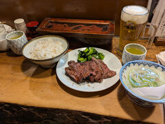 お腹がすいてきたので、ホテルから徒歩圏内にある牛タン屋さんへ直行！
親切なことにホテルがロビーで「近隣のグルメマップ」的な冊子を無料配布していたので、それで目星を付けることができました。