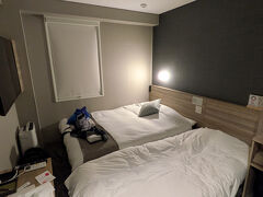 部屋に戻って一旦ゴロゴロします。
ご覧の通り、ツインルームとはいえ狭いので実質ダブルベッドみたいなもんです。二人で大笑いしました
