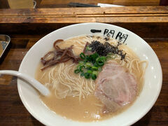 居酒屋巡りをした後、おしゃべりしているうちに仲良くなった若者軍団と一緒にラーメンを食べて帰りました。いい人たちだったなあ…

さあ、宿に帰ってひと眠りしたら、最終日の予定をこなしましょう！