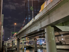 西河岸橋からの景色。
上は首都高、奥に日本橋が見えます。