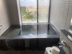 家族風呂や大浴場など充実した温泉があります。
家族風呂は源泉掛け流し。
ゆったりできます。
ただ無味無臭で温泉感は少ないなぁ。
