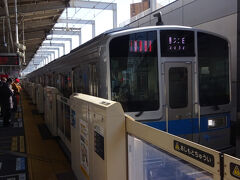 そんななか、多摩線直通唐木田行き急行が到着。
ホームに並んでいる乗客は、この後の快速急行を待っている模様。