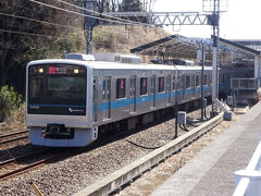 駅至近の直線が撮影地。