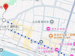 織姫神社へ向かって歩いていきました。
ホテルから歩いて18分の道のりです。

昔、織姫神社の境内から見た眺めに感動しました。
今日は青空だから、きっとまた良い景色が見れるはず。
そう思って歩き始めたところ、
カフェ「プラザハマダ」で気になるものを発見。