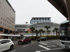 鹿児島中央駅。こちらは裏口にあたる西口です。
