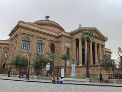 しばらく歩くと有名なマッシモ劇場