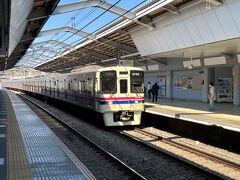 京王永山駅。はるひ野駅の隣で小田急との乗換駅。
京王相模原線は、20分パターンダイヤで、日中は1時間当たり特急3本、新宿線直通電車6本が走る。
特急は起点の橋本から新宿まで通しで通過運転を行い速い。その他お電車も、調布から京王線内は快速か急行となり、新宿線に入って千葉の本八幡まで行く。
多摩ニュータウンから都心へは京王の方が便利であり、利用者も多い。