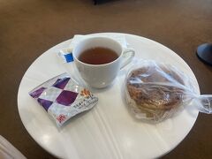 ラウンジで朝ごはん。

近所のパン屋さんで買ったキッシュ、前菜代わりのおつまみミックスと共に。