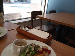 蕎麦と林檎と（文学サロンの手前辺り）でランチ

前菜セットを
キャロット・ラペ、サツマイモ煮など、とても丁寧に作られていて、おいしい
