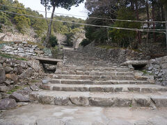 麓から幅8メートルの豪壮な石段が続く大手道です。