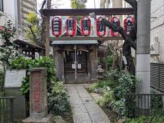 細い道を進むと目黒馬頭観音があります