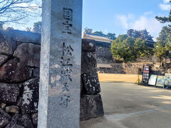 その後はビューーンと走って松江まで
松江城にやって来ました。