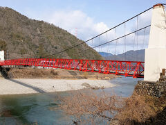 お次は美濃橋。1916年（大正5年）に完成し、現存する最古の近代吊橋なので土木学会選奨土木遺産になっており、国の重要文化財でもあります。これができるまでは長良川を渡し舟で渡っていたそう