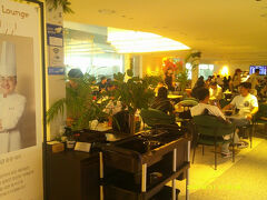 勿論、混雑しているので、入場制限がかけられていた訳ですが、今どきのラウンジって、こういう所が多いんだろうな…。

もっと空いている時代に酒池肉林の日々をしこたま味わってきた身にとっては、なんだかな、という気持ちにもなりますね…。