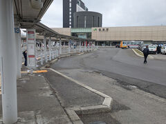 12:45【青函フェリーシャトルバス】で函館駅へ移動。
青函フェリー前⇒函館駅前(12:55)200円
※このバスは交通系ICカードSuica等は使えません。
(残金3100円⇒2900円)

そのまま駅構内の観光案内所に行き、はこだてスペシャルチケットを受取りに行きます。