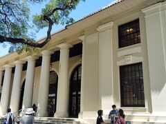 ハワイ州立図書館。ガイドさんらしき人が色々説明してました。