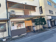 美登屋はお蕎麦屋さんです。11時開店なので11時に合わせて行ったらもう長蛇の列で、1回転目に入れませんでした(>_<)　早めに来るのがいいようです。