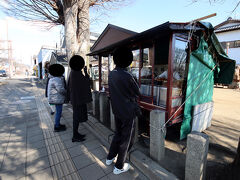 お客さんが次々、現れ、私達は4番目…。
信号が変わっていたら、もっと早く並べたのに。
…と思ったら、これはまだ良いほうでした。
この後、行列はさらに伸びていったのです。