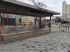 市電で移動(宝来町⇒湯の川温泉)乗車約40分

15:30【湯の川温泉足湯 湯巡り舞台】
結構熱めの湯ですが、外気温が低いせいか、ずっと浸かっていられる気持ち良さ。
無料で利用できますが、無人の為、タオル持参必須。学生っぽい旅行者2人組が、手ぶらで浸かっていて、出る時にポケットティッシュで足を笑いながら拭いていました。良い旅の思い出ですね。