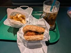 はこだてスペシャルチケット限定セット(一番人気 チャイニーズチキンバーガー ＋ ポテトＬ ＋ 自家製烏龍茶Mセット1089円相当)。クーポン4枚で支払い。
(クーポン残6枚⇒2枚)

甘辛い唐揚げがゴロっと入ってレタスとマヨが混ざり合って、函館でしか味わえないバーガーです。