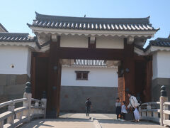 東御門から入城します