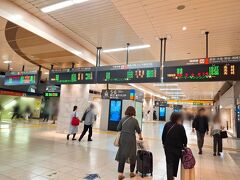 御徒町からお隣の上野駅にやって来ましたー。
ここでは電光掲示板の一番下の欄に
リーリーシンシンへのメッセージが流れる
と聞いて見に来ました＾＾