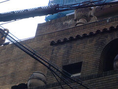 中央電気倶楽部の会館の屋上や４階テラスには甕が配されている。これは富を象徴するモチーフで、後に行く大阪倶楽部のテラスにも置かれている。