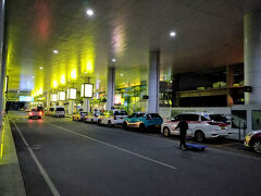 ノイバイ国際空港到着ロビー

朝の6時ごろ
この日の朝の気温は14度
風も吹いていたので
長袖一枚では寒かったです