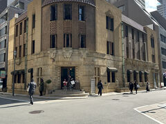 芝川ビル。船場の豪商・芝川家６代目当主で実業家芝川又四郎が鉄筋コンクリート造りで建設し、１９２７年に竣工。建物は古代中南米のマヤ・インカの装飾を纏っている。屋根にスペイン瓦、屋上のモダンテラスにはイタリア風アーチが施されている。