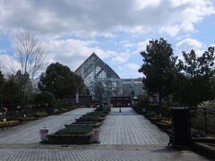 三段池RAVIHOUSE（ラビハウス）植物園
温室へ向かうこの花壇のお手入れをされていたスタッフさんが、元気よく声を掛けてくれました。