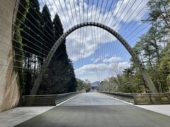 美術館入口が遠くに見えて来ました。