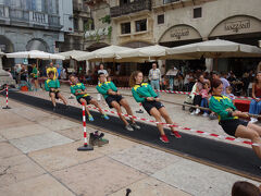 街の中心であるシニョーリ広場で綱引きを行っていた。