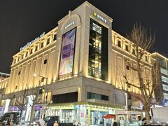 光熙市場
お買い物に熱中し過ぎてお写真ナシ(笑)

末っ子がシープスキンのジャケットを購入
おまけで手袋をいただきました。私に。
事前調査では、オンシーズン革のジャケットは50万ウォンくらいと書込みがあったのですが、もう春だからと15?20万ウォンくらいの相場感です。

ムートンジャケットは35万ウォン、ムートンロングコートも35万ウォンくらいでした。
3月半ば過ぎがお安いのね。