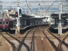 2025.02.23　京都河原町ゆき特急列車車内
相川で先ほど淡路で眺めた５３００系の鈍行を抜く。
