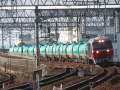 2025.02.24　枇杷島
先ほどの８０８４レは稲沢から８０７５レと名を変え塩浜を目指す。そう、引退間際にかぜかＤＤ５１先頭で異形式重連となったあの列車である。引退１週間前に枇杷島まで見に来た。清洲でいつもやられる諸先輩方の割り込みを交わす技術なんて素人の私にはない。あの頃はまだ１８きっぷのスタンプを押せばその日がずぅーっと乗り放題のたいへん便利なシステムであったため、蟹江まで追っかけた後、目と鼻の先の本津幡まで行って、やはり引退の七尾線の電車に乗ったのであった。