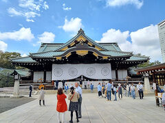 ここ靖国神社では、1853年（嘉永6年）以降の国事に殉難した人の霊246万6千余柱を祀っています。

日本の平和のために殉じた英霊が眠っています。
きっと華やかに咲く桜を天国から眺めていると思います。

平和を守ってくれた方々に感謝し、しっかりとお参りさせていただきました。