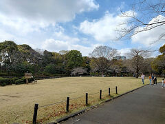 北の丸公園にやって来ました。

ここでさくっと昼食休憩です。

この公園には、ベンチもたくさんあり、トイレもあります。皆さんお昼休憩らしく、お弁当を食べている方々が見られました。

ただ、ゴミ箱が見当たらなかったので、ゴミは持ち帰ることを前提にしたほうがよろしいかと思います。