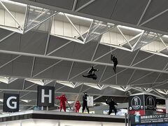 ミュースカイでセントレアへ。忍者に潜入されている！ここにもジブリグッズが売っているお店があったので、またまたグッズを買い足し。