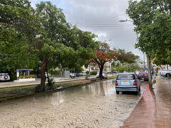 ホテルの前にドライバーさんが8：00にお迎え
雨期のメキシコ旅行カンクン編
今日もお天気が怪しいです。