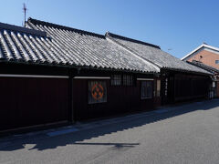 一旦、西へと歩いて行くと、堀川屋野村と言う江戸時代から続く老舗の醤油醸造元があった。本瓦葺きの大きな屋根と弁柄格子が特徴的な建物は、江戸時代に建てられたものだそうだ。