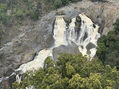 大迫力のバロン滝は高さ125メートル、全幅259メートルの巨大滝。この空旅の一番の見どころともいえます。