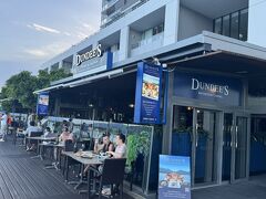 ホテルに戻りすこしゆっくりして予約していたダンディーズに夕食をとりにやって来ました。