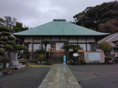 ハリス記念館
タウンゼンド　ハリス領事の遺品や関連資料が古文書が多数展示
柿崎村の名主　浜田与平治の日記
吉田松陰の遺品
通訳士ヒュースケンにつかえたおたふくの遺品
ロシアのディアナ号　将校モジャイスキ撮影の日本最古の銀板写真

曹洞宗瑞龍山玉泉寺は天正以前は真言宗の草庵であった。
1580年頃に開山一嶺俊栄大和尚の来錫によって曹洞宗に改宗され、現在に及ぶこと440年の歴史を 有する。
1854年の日米和親条約の締結で下田が開港され、下田条約ののち玉泉寺はアメリカ人の休息所、埋葬所に指定される。
1856年安政3年にハリスは通訳ヒュースケンを伴い、米艦サン　ジャシント号で下田に着任。
玉泉寺を日本最初の米国総領事館として、庭前に星条旗が掲揚され、2年10ヶ月間幕末外国の中心舞台となる。

それ以前は日露和親条約の交渉の場としてプチャーチン提督や、ディアナ号高官の滞在、ドイツ商人ルドルフの半年の滞在等、貴重な歴史が残る。

境内には、ペリー艦隊の乗員五名の墓地とディアナ号三名、アスコルド号の一名の墓地がある。
現在は国指定史跡文化財に指定されている。